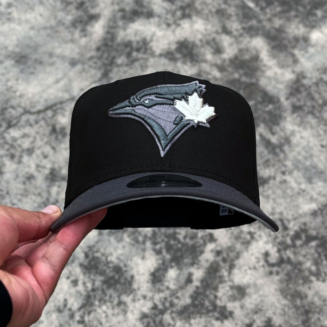 NEW ERA BLACK TORONTO BLUE JAYS GRAY BOTTOM EMBROIDERED CASUAL BASEBALL CAP
