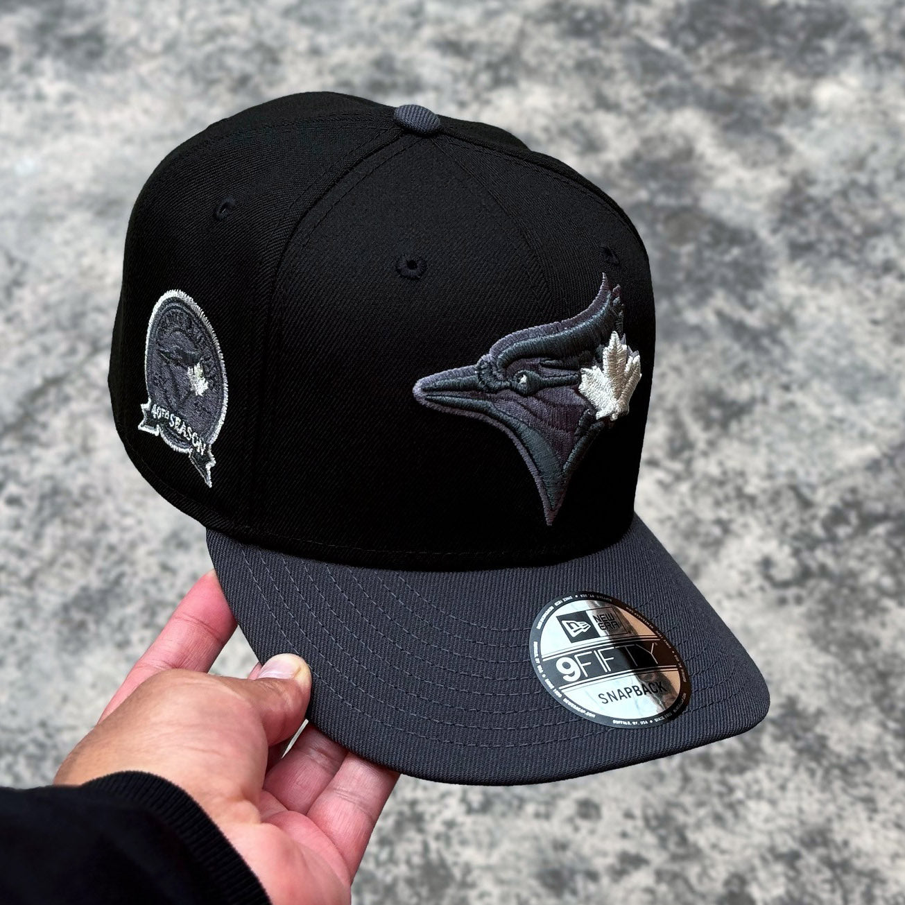 NEW ERA BLACK TORONTO BLUE JAYS GRAY BOTTOM EMBROIDERED CASUAL BASEBALL CAP